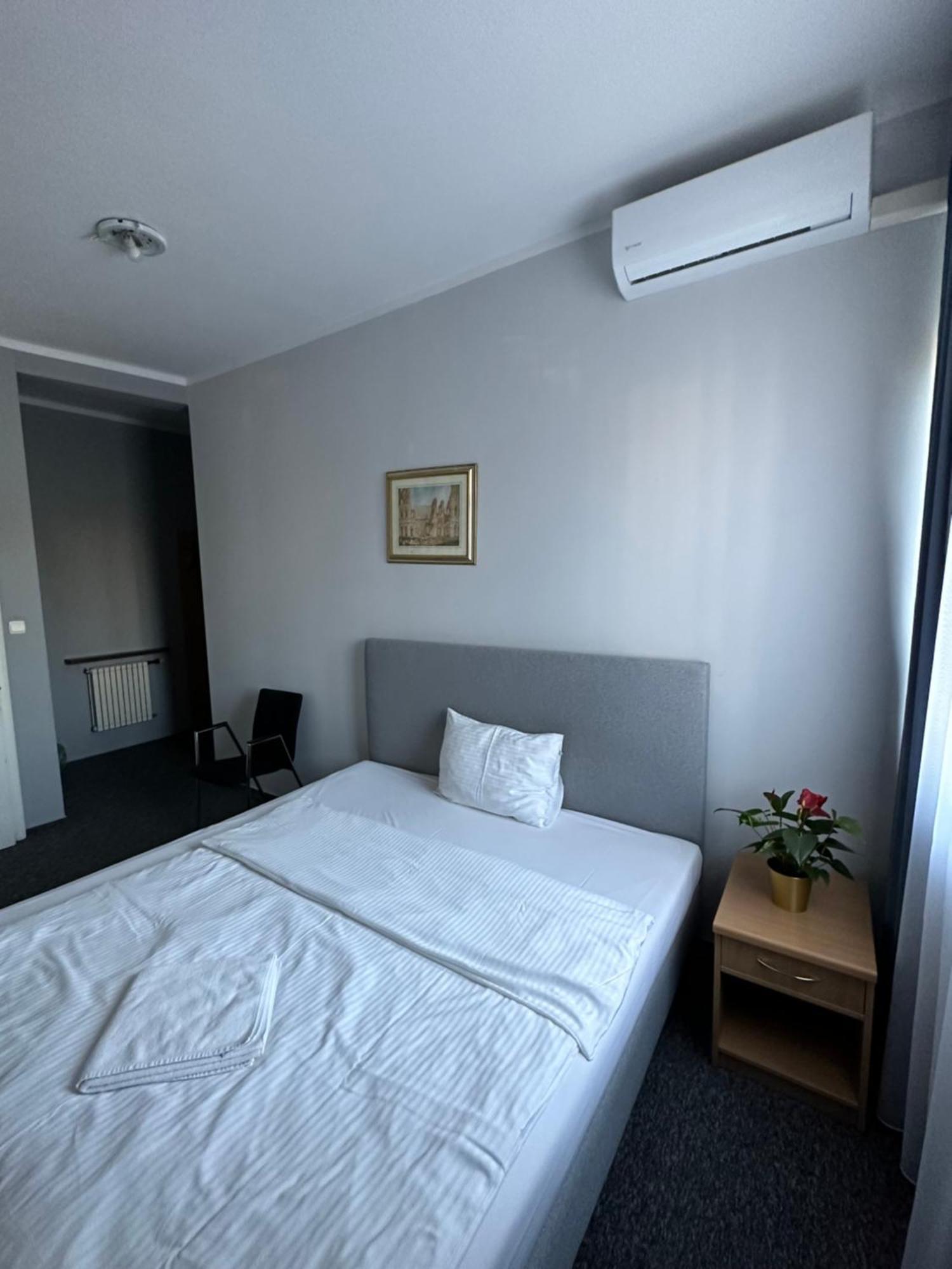 Lezzet B&B Pokoj Goscinny & Turkishrestaurant 华沙 外观 照片